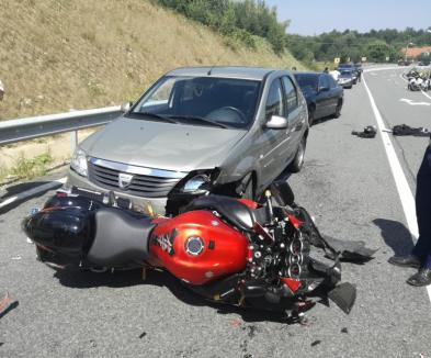 Accident la Şinteu: Un motociclist din Aleşd a ajuns la spital, după ce a intrat într-o maşină (FOTO)