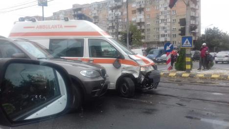 Accident lângă Mc Donald’s Nufărul: o ambulanţă care transporta un pacient cu accident cerebral a fost izbită de un BMW (FOTO)