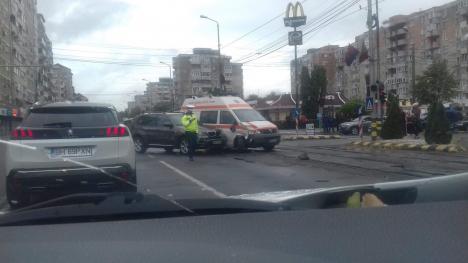 Accident lângă Mc Donald’s Nufărul: o ambulanţă care transporta un pacient cu accident cerebral a fost izbită de un BMW (FOTO)