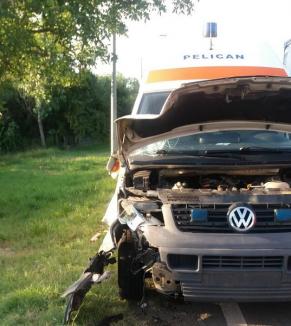 Accident între o ambulanţă şi un cvadriciclu la ieşirea din Oradea spre Aeroport. Vehiculul din urmă a fost făcut zob, şoferul a fost dus la spital (FOTO)