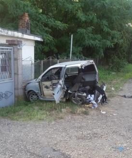 Accident între o ambulanţă şi un cvadriciclu la ieşirea din Oradea spre Aeroport. Vehiculul din urmă a fost făcut zob, şoferul a fost dus la spital (FOTO)