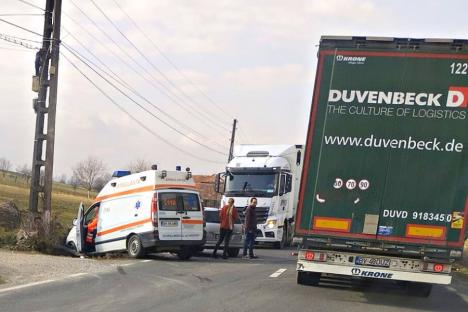 Accident pe DN1 în Bihor cu o ambulanță aflată în misiune și un autoturism (VIDEO)