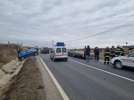 Accident cu o Ambulanță aflată în misiune și alte trei mașini în Bihor. O doctoriță, transportată la spital (FOTO / VIDEO)