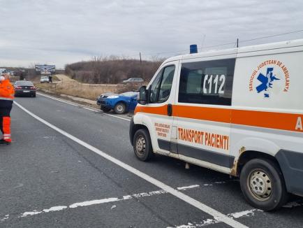 Accident cu o Ambulanță aflată în misiune și alte trei mașini în Bihor. O doctoriță, transportată la spital (FOTO / VIDEO)