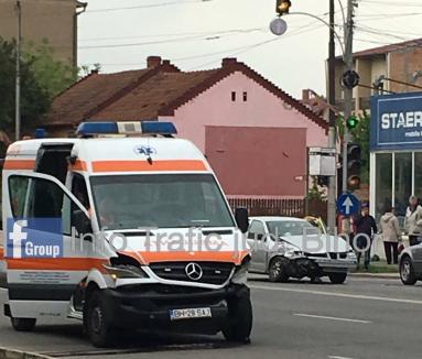 Accident în Cantemir: O ambulanţă a izbit o maşină a cărei şoferiţă nu i-a dat prioritate