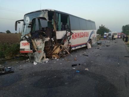 Accident grav în Arad: Doi morţi şi 10 răniţi după ce un autocar s-a izbit frontal de un microbuz (FOTO / VIDEO)