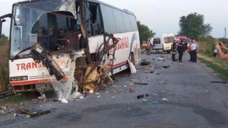 Accident grav în Arad: Doi morţi şi 10 răniţi după ce un autocar s-a izbit frontal de un microbuz (FOTO / VIDEO)