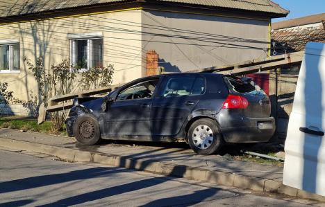 Beat la volan, un bărbat a intrat cu mașina într-un stâlp de curent, în Oradea (FOTO)