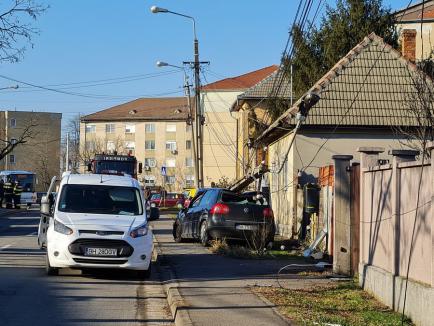 Beat la volan, un bărbat a intrat cu mașina într-un stâlp de curent, în Oradea (FOTO)