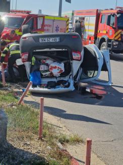 Accident în Oradea, în zona Auchan: O mașină a ajuns cu roțile în sus. O femeie a fost dusă la spital (FOTO)