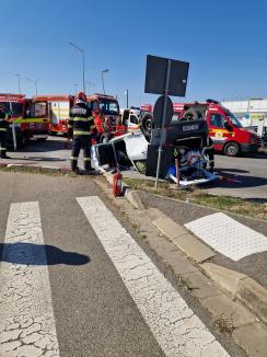 Accident în Oradea, în zona Auchan: O mașină a ajuns cu roțile în sus. O femeie a fost dusă la spital (FOTO)