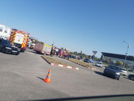 Accident în Oradea, în zona Auchan: O mașină a ajuns cu roțile în sus. O femeie a fost dusă la spital (FOTO)