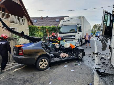 Accident grav în Bihor: Două persoane au murit, după ce un camion și un autoturism s-au lovit în Aușeu (FOTO/VIDEO)