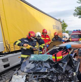 Accident grav în Bihor: Două persoane au murit, după ce un camion și un autoturism s-au lovit în Aușeu (FOTO/VIDEO)