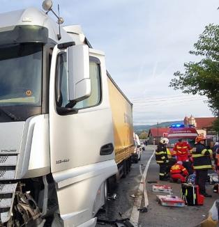 Accident grav în Bihor: Două persoane au murit, după ce un camion și un autoturism s-au lovit în Aușeu (FOTO/VIDEO)