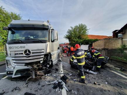 Accident grav în Bihor: Două persoane au murit, după ce un camion și un autoturism s-au lovit în Aușeu (FOTO/VIDEO)