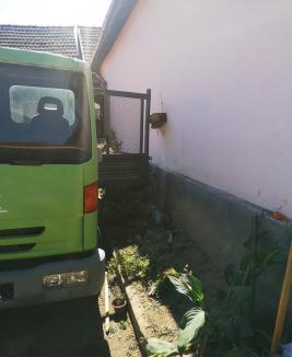 Accident în Bihor: Un bărbat a murit după ce a fost prins între bena unei autobasculante și peretele unei case (FOTO)