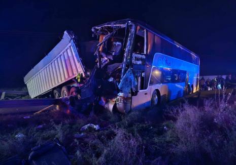 Accident grav pe DE 584: Un autocar cu 72 de pasageri s-a lovit cu un TIR, 22 de persoane au fost rănite (VIDEO)