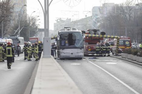 Accident grav în București: Un autocar cu 47 de turiști din Grecia a lovit din plin limitatorul de înălțime de la intrarea în Pasajul Unirii (FOTO)