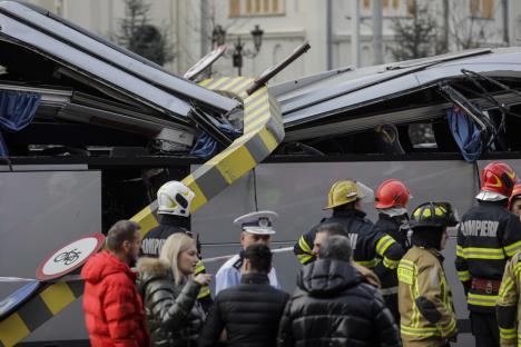 Accident grav în București: Un autocar cu 47 de turiști din Grecia a lovit din plin limitatorul de înălțime de la intrarea în Pasajul Unirii (FOTO)