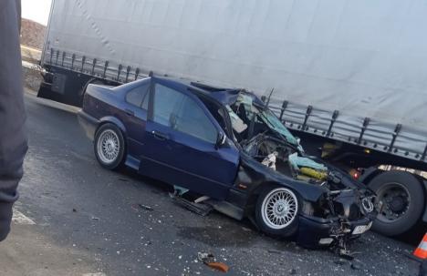 Accident în Avram Iancu: Un BMW a intrat într-un tractor, trei persoane au ajuns la spital