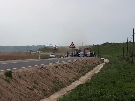 Accident grav pe DN 76, în Beiuș. O persoană a decedat, iar alta a fost preluată de elicopterul SMURD. Trafic blocat pe ambele sensuri de mers! (FOTO)