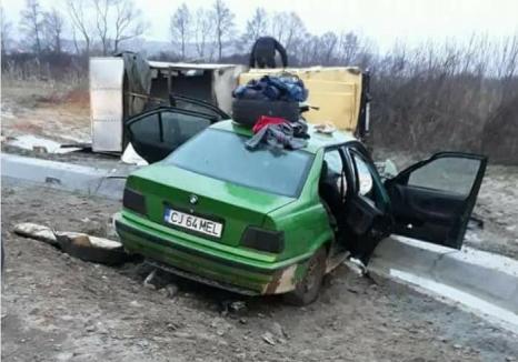 Accident cu trei răniţi lângă Beiuş: Şoferul unui BMW a ratat o depăşire, s-a lovit de o dubiţă, iar cele două maşini au ajuns în şanţ (FOTO)