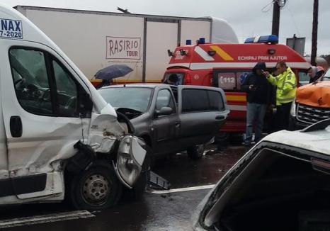 Accident în Beiuş: Cinci persoane au ajuns la spital, patru maşini au fost buşite (FOTO)
