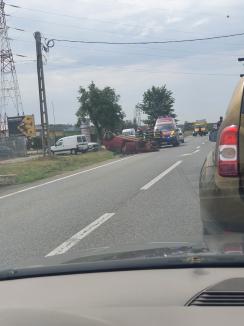 Accident în Biharia: Mașina condusă de o măicuță a ajuns cu roțile în sus pe șosea (FOTO)