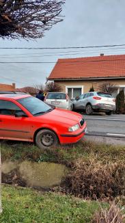 Accident cu trei maşini lângă Oradea. O persoană a ajuns la spital (FOTO)