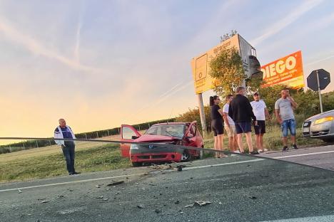 Un nou accident între Oradea și Biharia: Au fost implicate două mașini, o persoană a rămas încarcerată (FOTO)