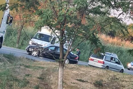 Un nou accident între Oradea și Biharia: Au fost implicate două mașini, o persoană a rămas încarcerată (FOTO)