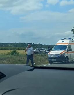 Accident la ieșire din Oradea spre Biharia: Doi răniți, o mașină azvârlită în afara șoselei (FOTO)