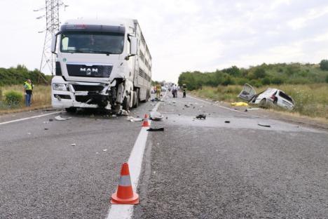 Cauza accidentului mortal de lângă Biharia: Şoferiţa nu a adaptat viteza şi a intrat pe contrasens, izbind TIR-ul (FOTO / VIDEO)