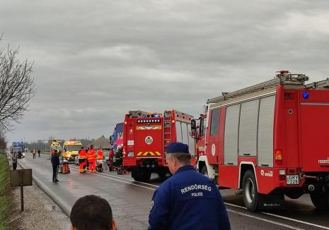 Accident grav în Ungaria, aproape de vama Borș. Un microbuz din Bihor a intrat sub un TIR, șoferul a fost încarcerat (VIDEO)