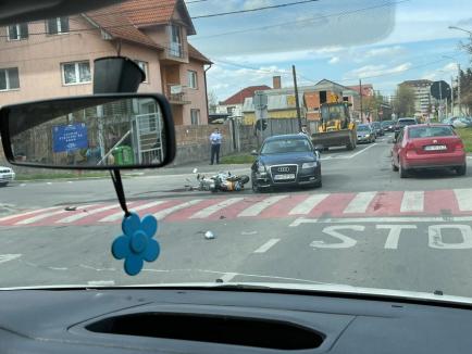 Accident în Oradea, între un autoturism şi o motocicletă. Un tânăr de 18 ani a fost rănit (FOTO / VIDEO)