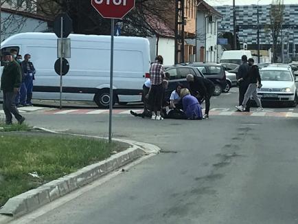 Accident în Oradea, între un autoturism şi o motocicletă. Un tânăr de 18 ani a fost rănit (FOTO / VIDEO)