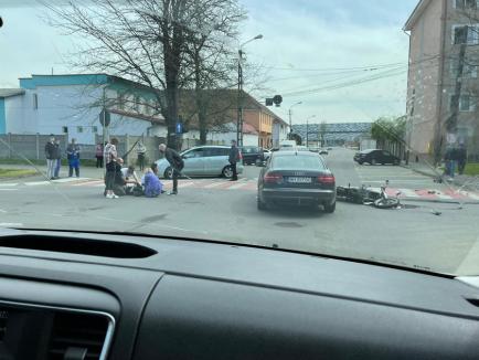 Accident în Oradea, între un autoturism şi o motocicletă. Un tânăr de 18 ani a fost rănit (FOTO / VIDEO)