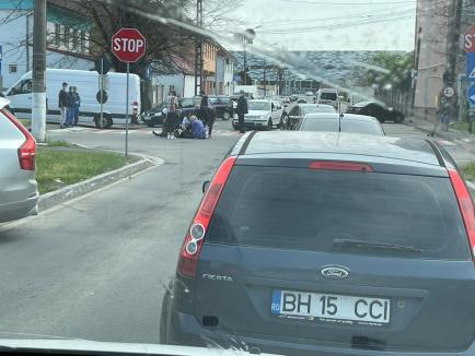 Accident în Oradea, între un autoturism şi o motocicletă. Un tânăr de 18 ani a fost rănit (FOTO / VIDEO)