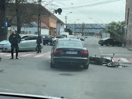 Accident în Oradea, între un autoturism şi o motocicletă. Un tânăr de 18 ani a fost rănit (FOTO / VIDEO)