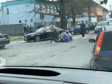 Accident în Oradea, între un autoturism şi o motocicletă. Un tânăr de 18 ani a fost rănit (FOTO / VIDEO)