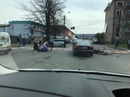 Accident în Oradea, între un autoturism şi o motocicletă. Un tânăr de 18 ani a fost rănit (FOTO / VIDEO)