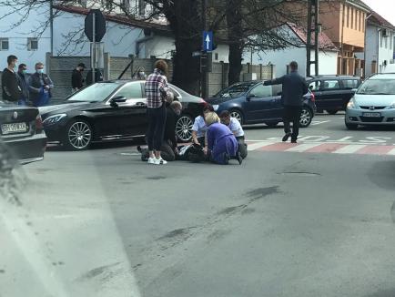 Accident în Oradea, între un autoturism şi o motocicletă. Un tânăr de 18 ani a fost rănit (FOTO / VIDEO)