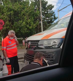 Accident între un BMW și o ambulanță care transporta un suspect de Covid în Oradea (FOTO)