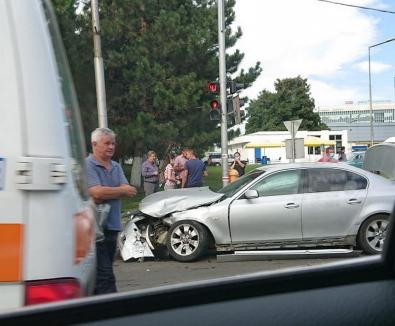 Accident între un BMW și o ambulanță care transporta un suspect de Covid în Oradea (FOTO)