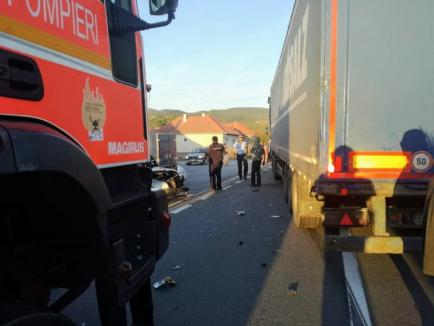 Accident frontal între un TIR şi un autoturism, pe DN 1, în Borod: Trafic blocat în zonă, o persoană a murit (FOTO)
