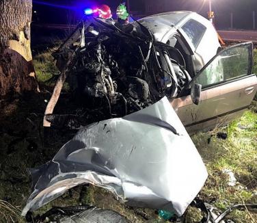 Accident în Bihor: Un tânăr de 27 de ani a murit după ce a intrat cu mașina într-un copac (FOTO)