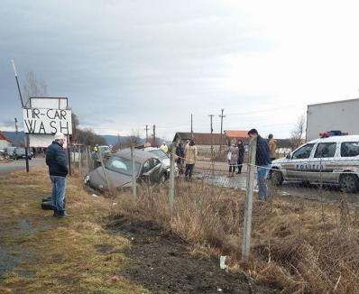 Două persoane rănite şi două maşini buşite, după ce o remorcă plină de buşteni s-a răsturnat lângă Borod