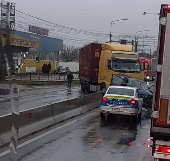 Accident în Borș: O femeie a ajuns la spital după ce mașina pe care o conducea s-a lovit cu un TIR (FOTO)