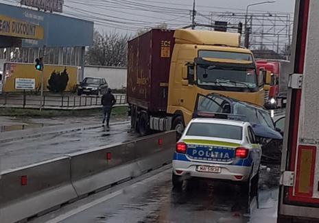 Concluziile poliţiştilor în cazul accidentului din Borş: şoferul de TIR a intrat în intersecţie pe culoarea roşie a semaforului